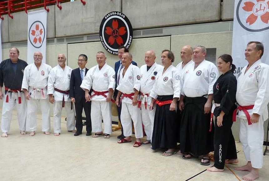 Die Großmeister verschiedener Kampfsportarten stellen sich zusammen mit dem japanischen Sportbotschafter und dem Sportdezernenten der Stadt Düsseldorf für ein Gruppenfoto auf