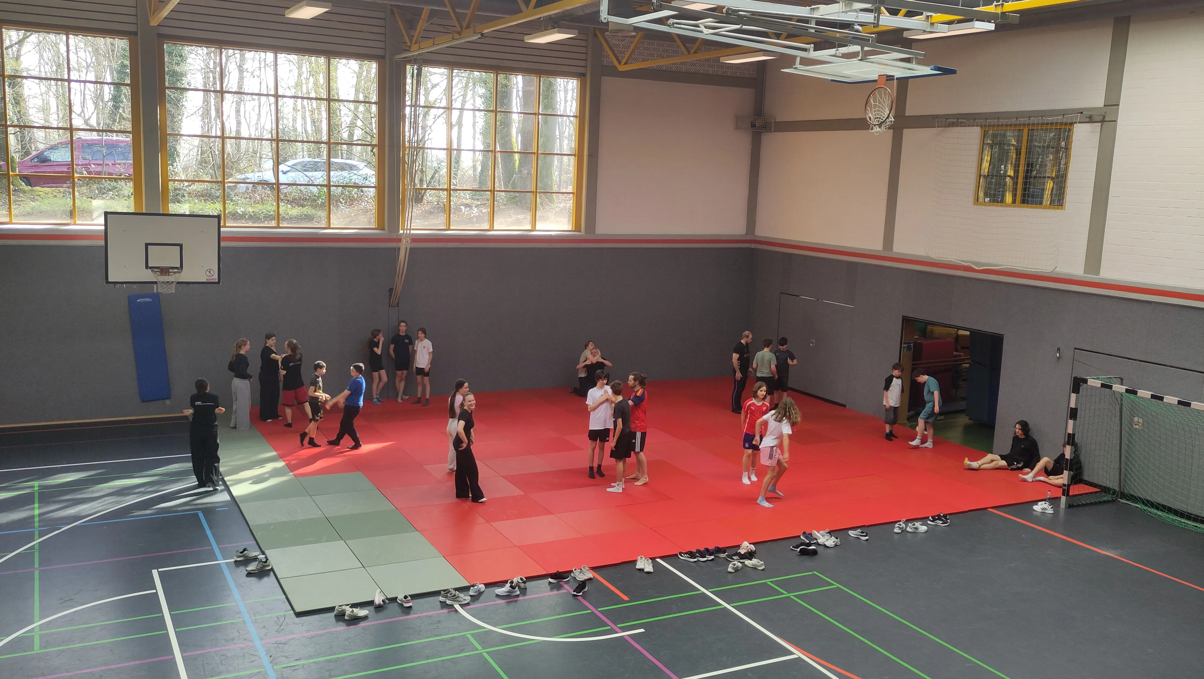 Selbstverteidigung - Die Gruppe schaut zu