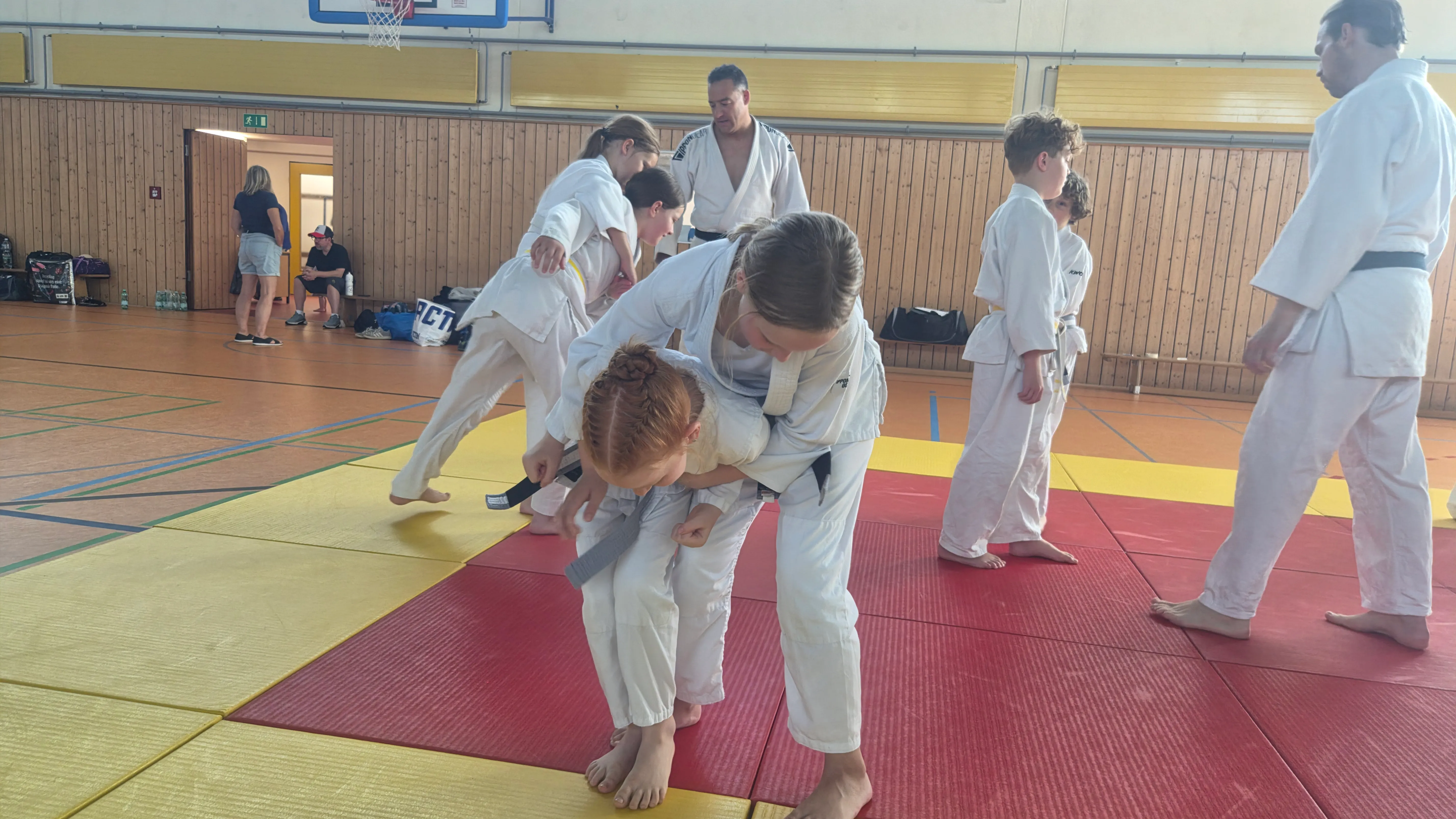 Judo-Würfe aus Umklammerung