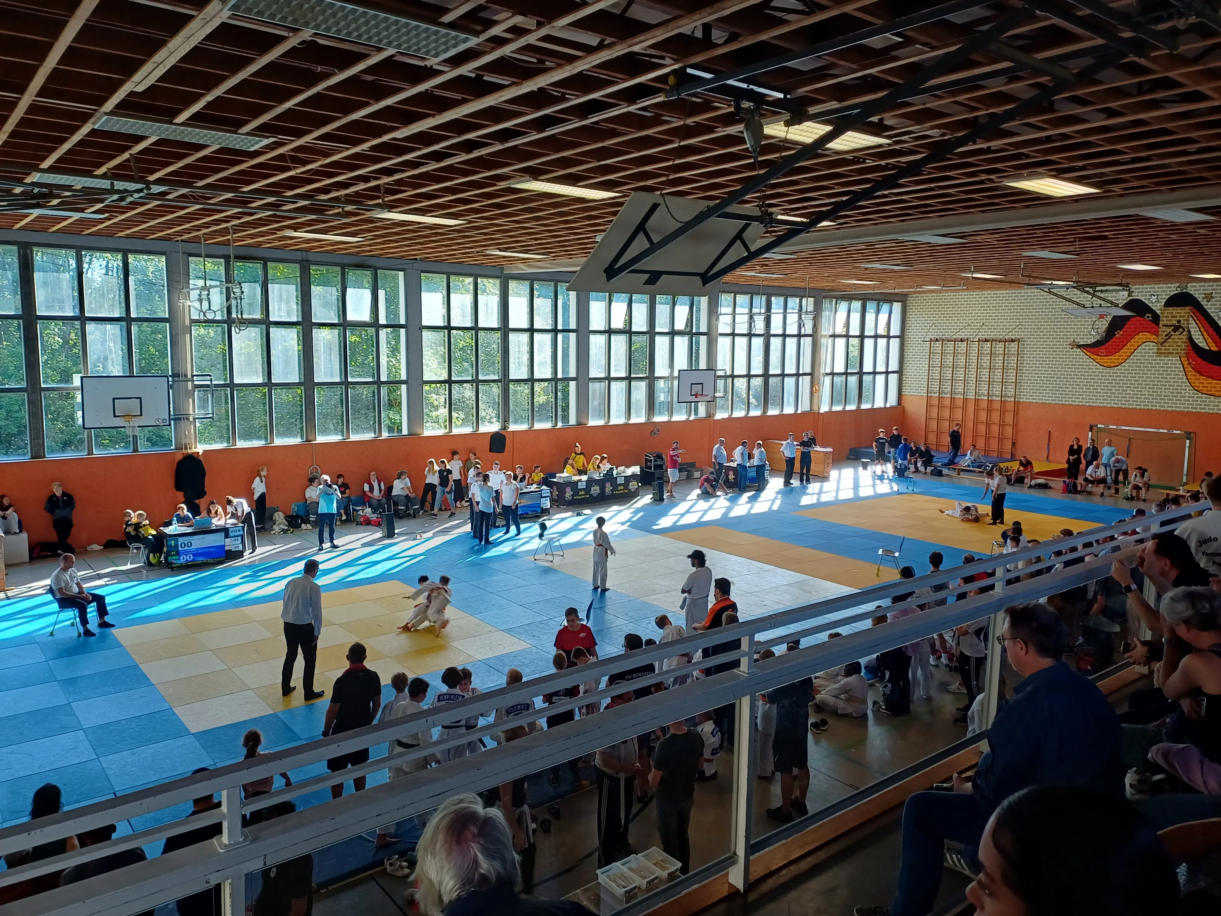 Die Wettkampfhalle mit insgesamt drei Wettkampfflächen