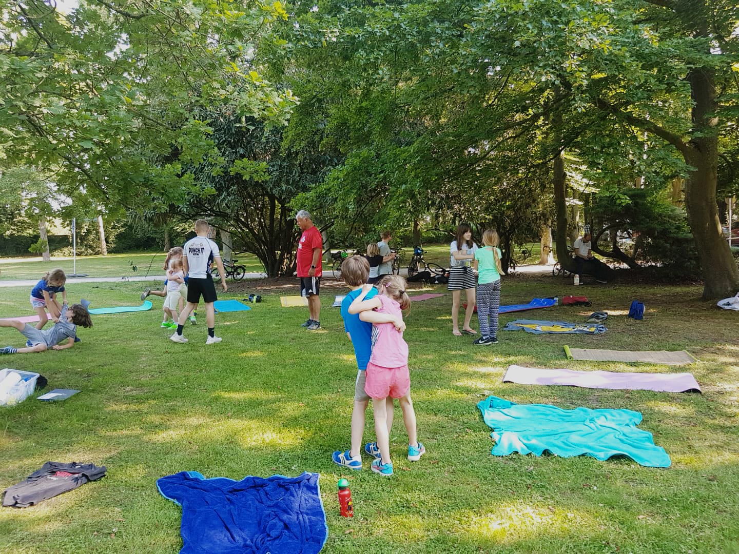 Training im Park mit den Kindern
