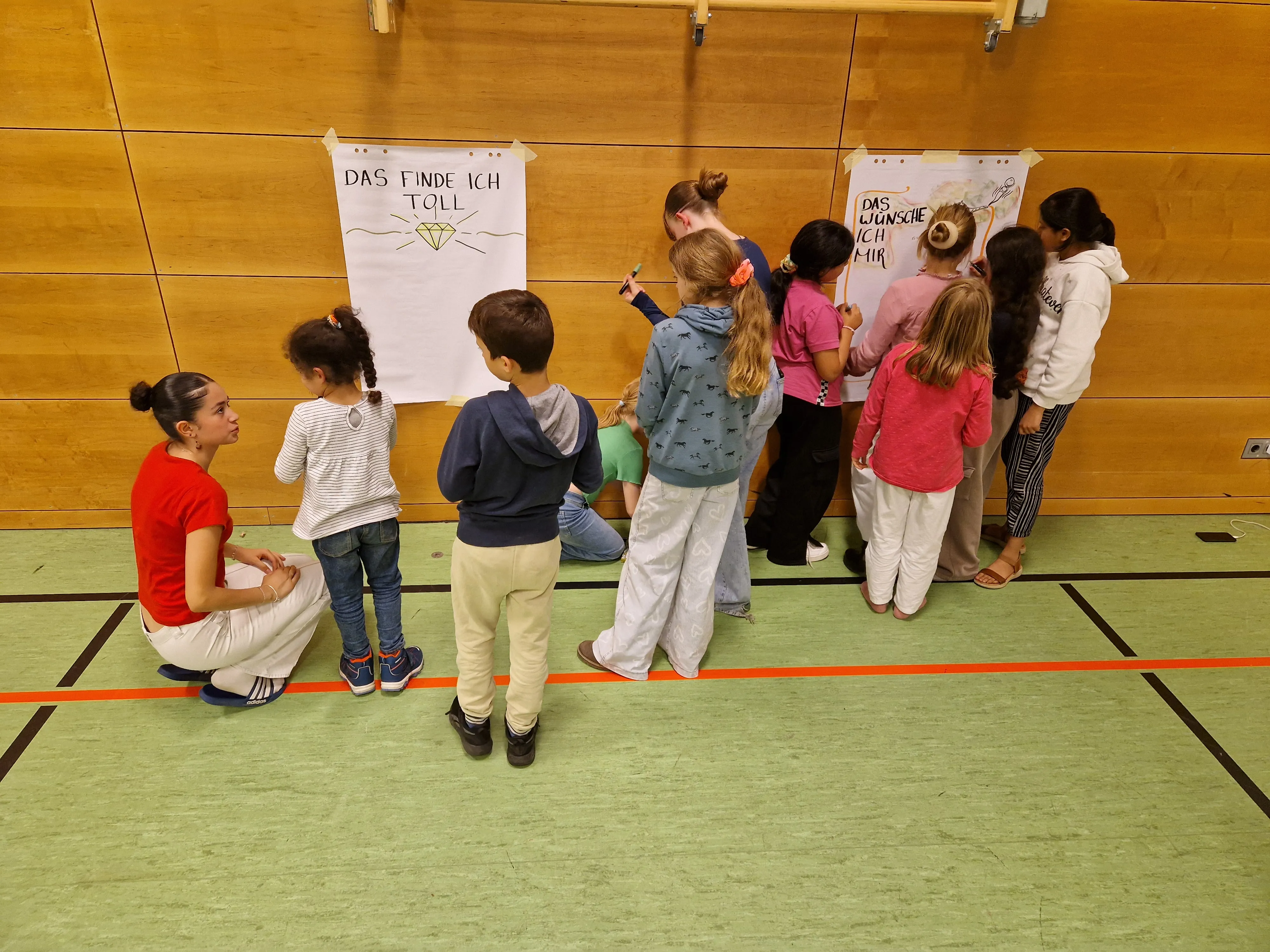 Alle Kinder teilen ihre Ideen auf den Plakaten